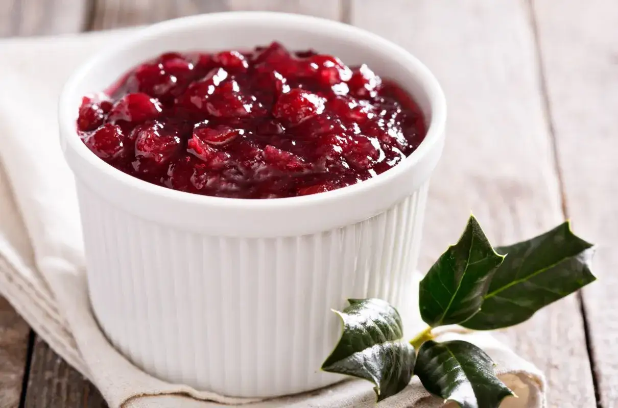 Sos żurawinowy do kaczki w białej miseczce, idealny na świąteczny stół.