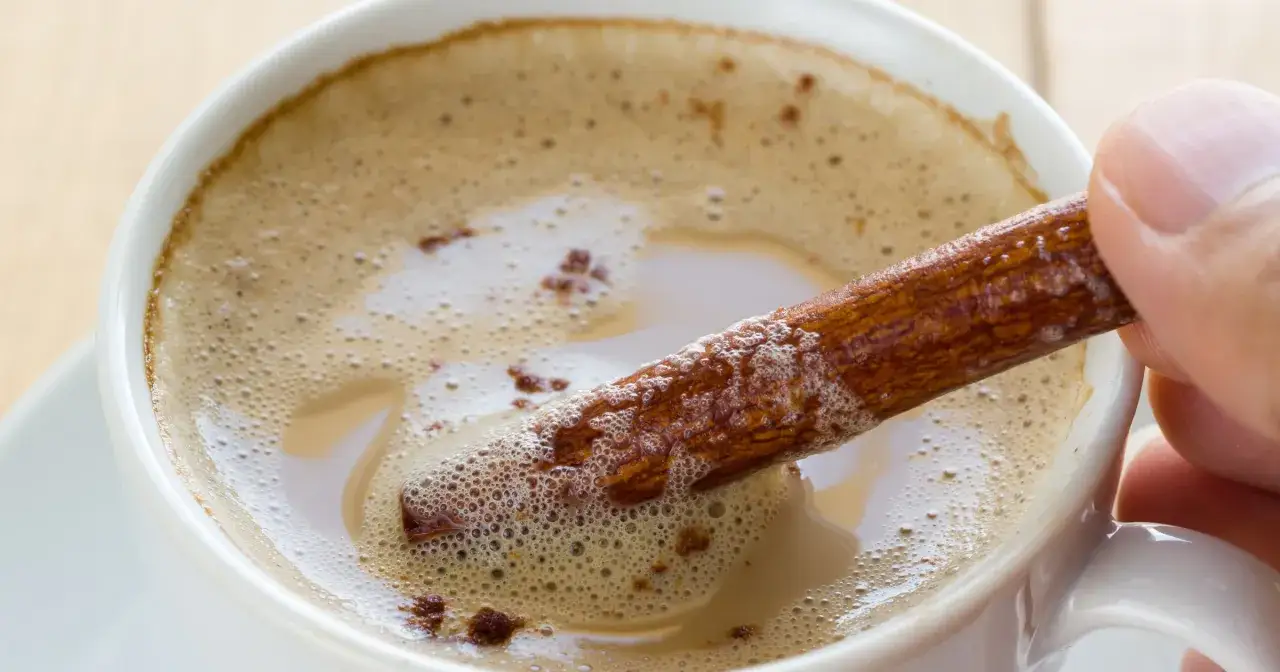 Osoba pijąca kawę z cynamonem