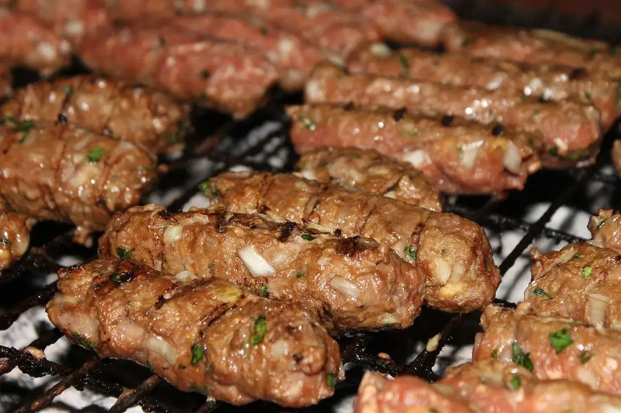 Pyszne, soczyste cevapcici na grillu. Idealne na letnie spotkania, a ten przepis jest prosty!