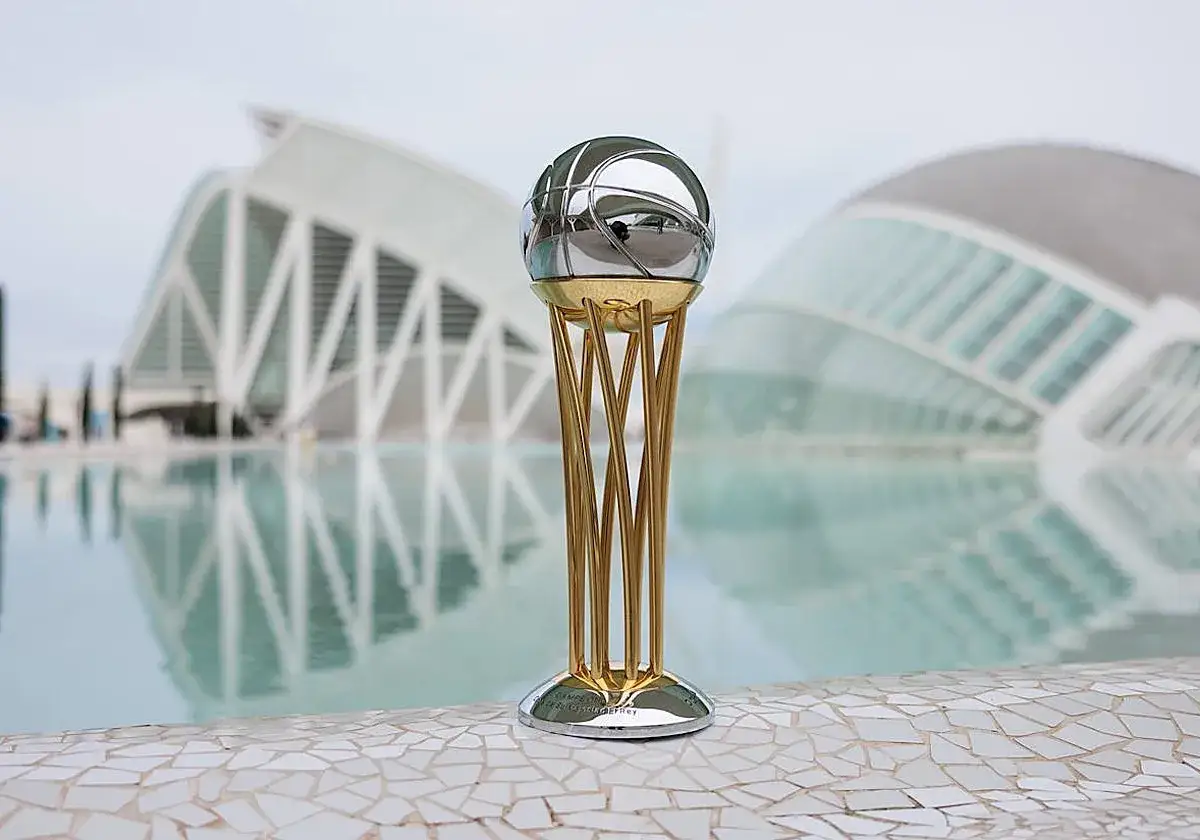 Trofeo de la copa del rey baloncesto 2026, con la Ciudad de las Artes y las Ciencias de Valencia de fondo.