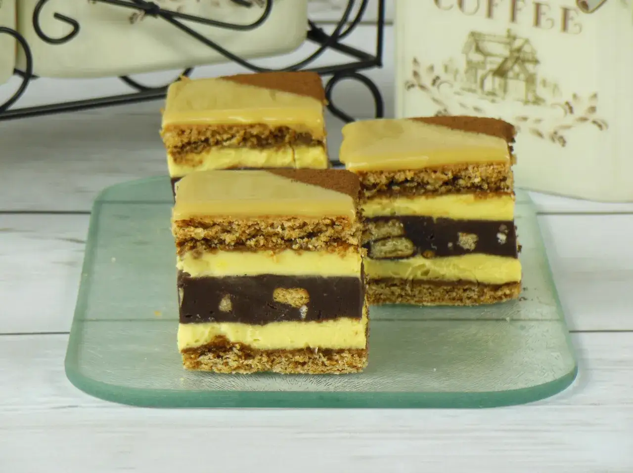 Pyszne ciasto kapitańskie z warstwami kremu i czekolady. Idealne na deser, gdy szukasz sprawdzonego przepisu.