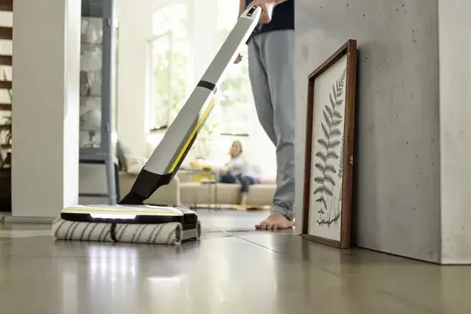 nowoczesny mop elektryczny w użyciu na panelach podłogowych