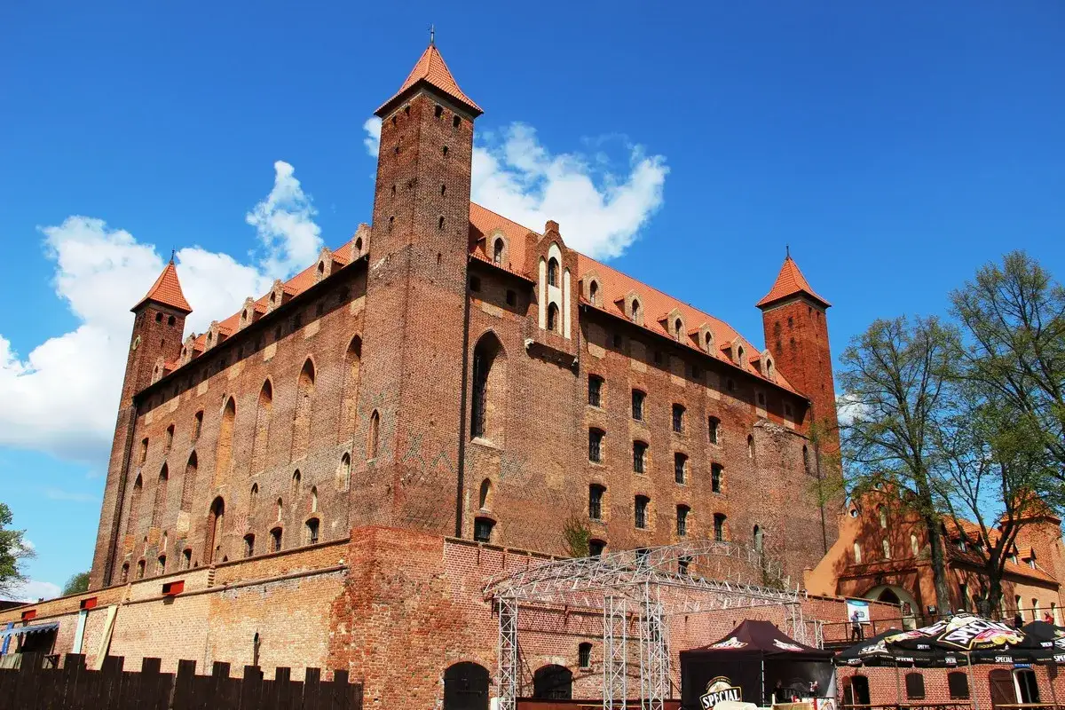 Zamek w Gniewie, potężna ceglana twierdza, skrywa wiele ciekawostek. Dziś przygotowuje się tu na letnie wydarzenia.