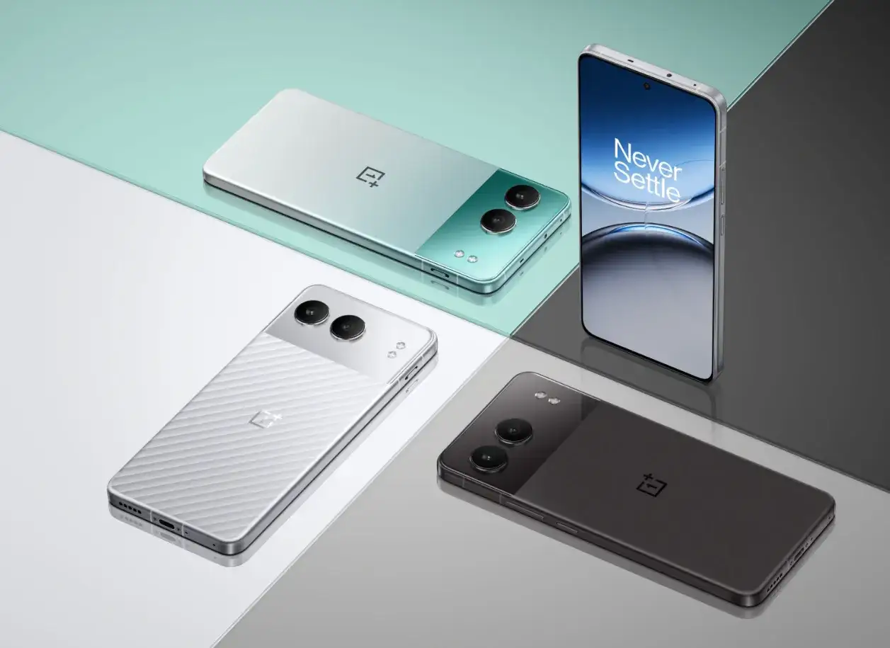 Różnica między flagowcem z zeszłego roku a średniakiem z 2026: trzy telefony OnePlus w różnych kolorach, jeden z nich z ekranem 