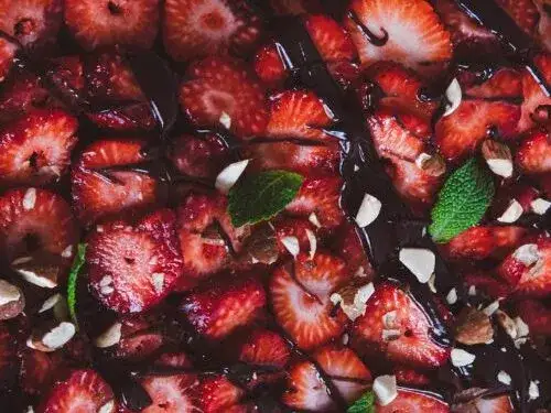 Zdjęcie Fraises en dessert: 30+ recettes, astuces de chef &amp; z&eacute;ro gaspillage