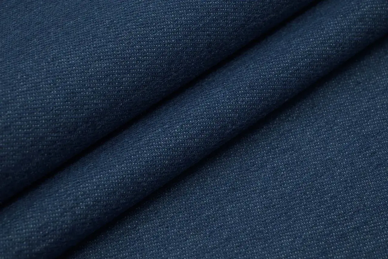 Niebieski materiał, czyli denim, to tkanina o charakterystycznym splocie, idealna na spodnie i kurtki.
