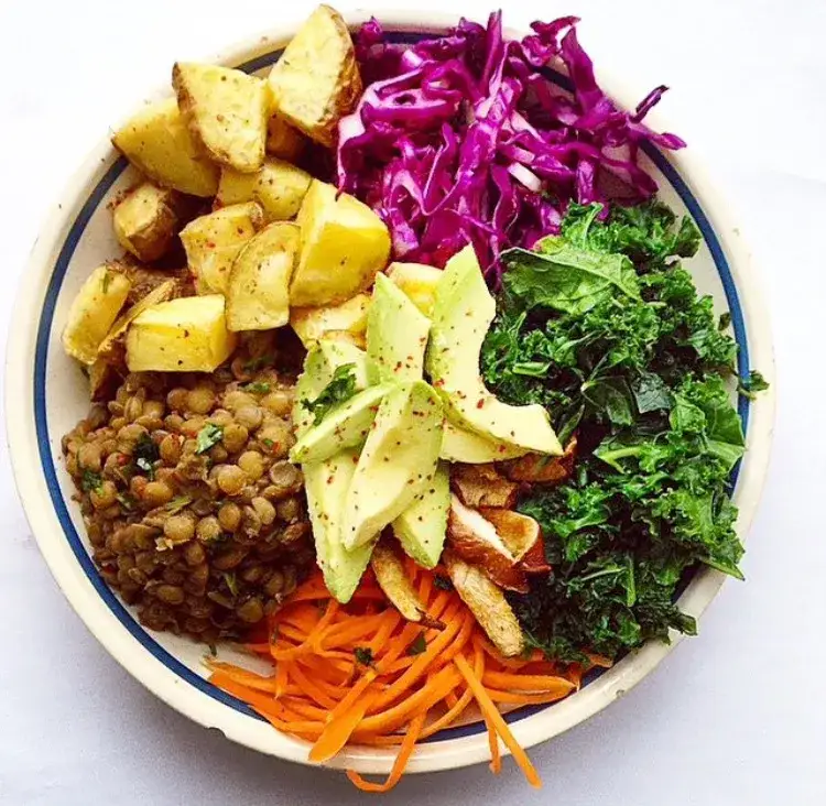 Wegański talerz pełen warzyw i owoc&oacute;w