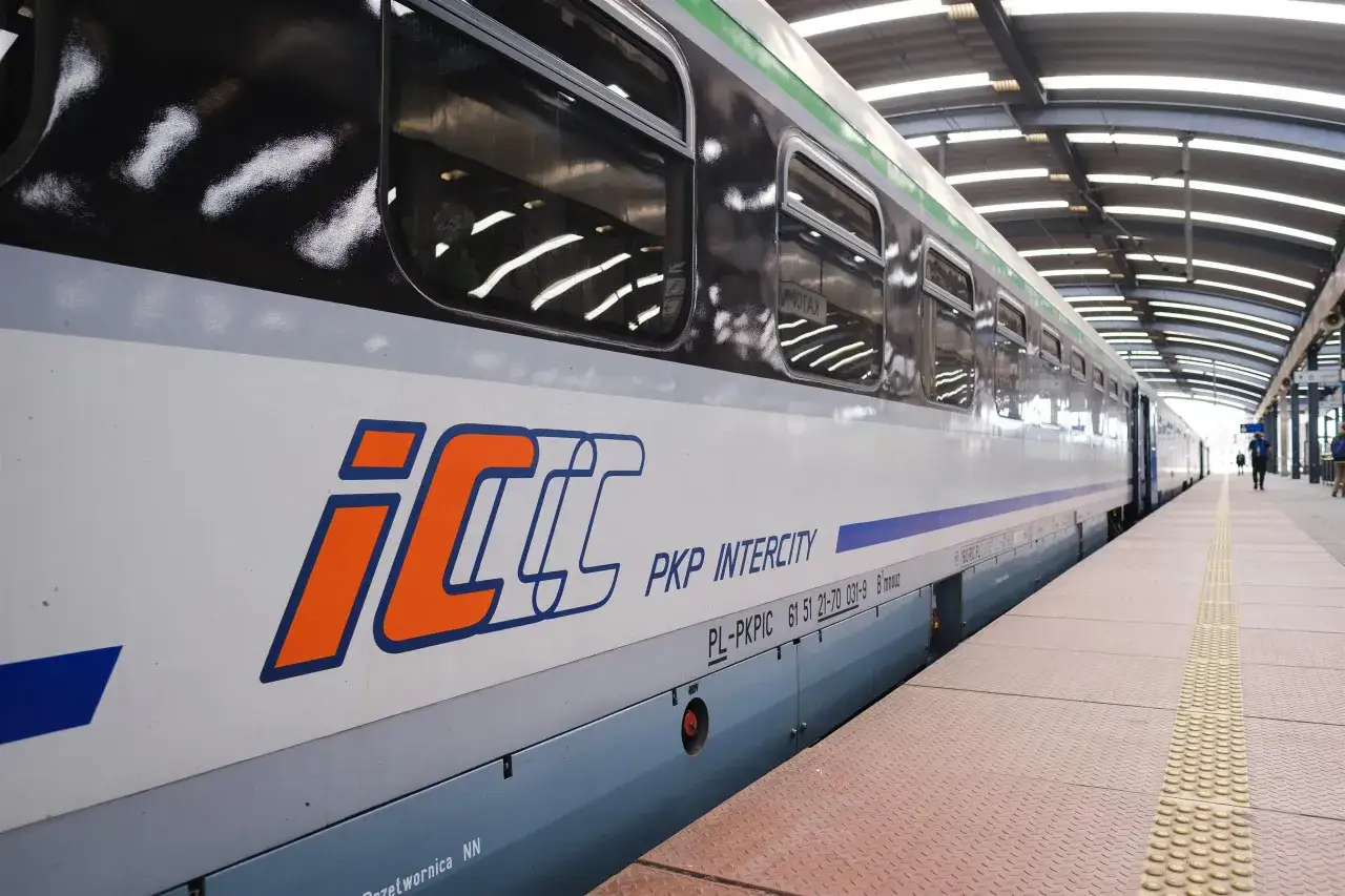 PKP Intercity czeka na pasażerów. Zastanawiasz się, ile kosztuje bilet do Krakowa PKP? Sprawdź ceny i ruszaj w podróż!