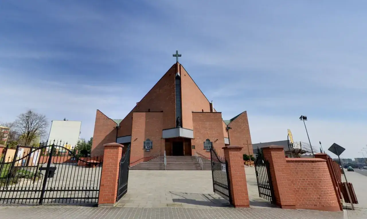 Nowoczesny kościół z cegły, z bramą otwartą na schody prowadzące do wejścia. Idealne miejsce, kiedy jest różaniec w kościele.