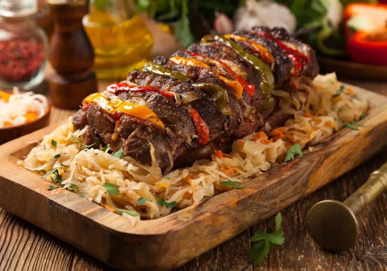 Pyszne potrawy z kark&oacute;wki na przyjęcie, pieczone z kolorową papryką i podane na kapuście kiszonej.