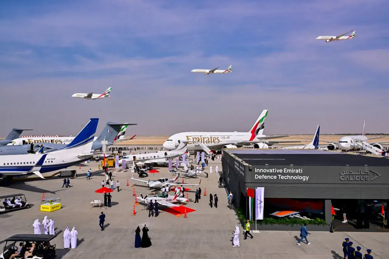 Wielkie samoloty Emirates na lotnisku, pokazują jak daleko jest Dubaj od Polski.