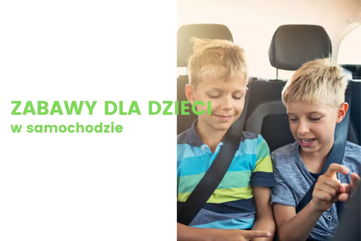 Dwóch chłopców w samochodzie, zapiętych pasami, cieszy się wspólnymi zabawami w podróży.