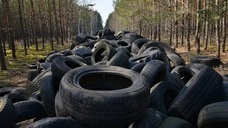 zużyte opony nielegalne składowanie las