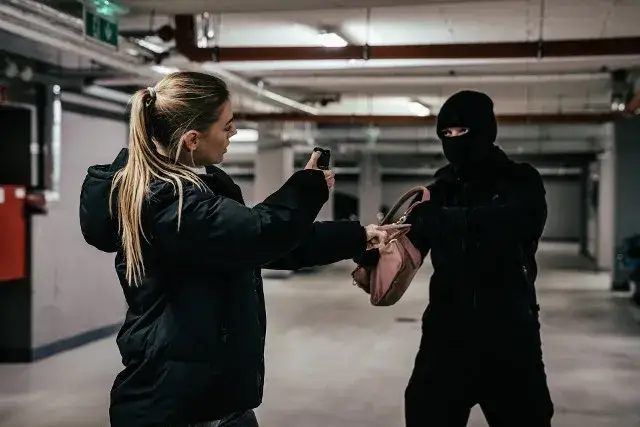 legalne środki samoobrony w Polsce, gaz pieprzowy, paralizator, pałka teleskopowa, kubotan