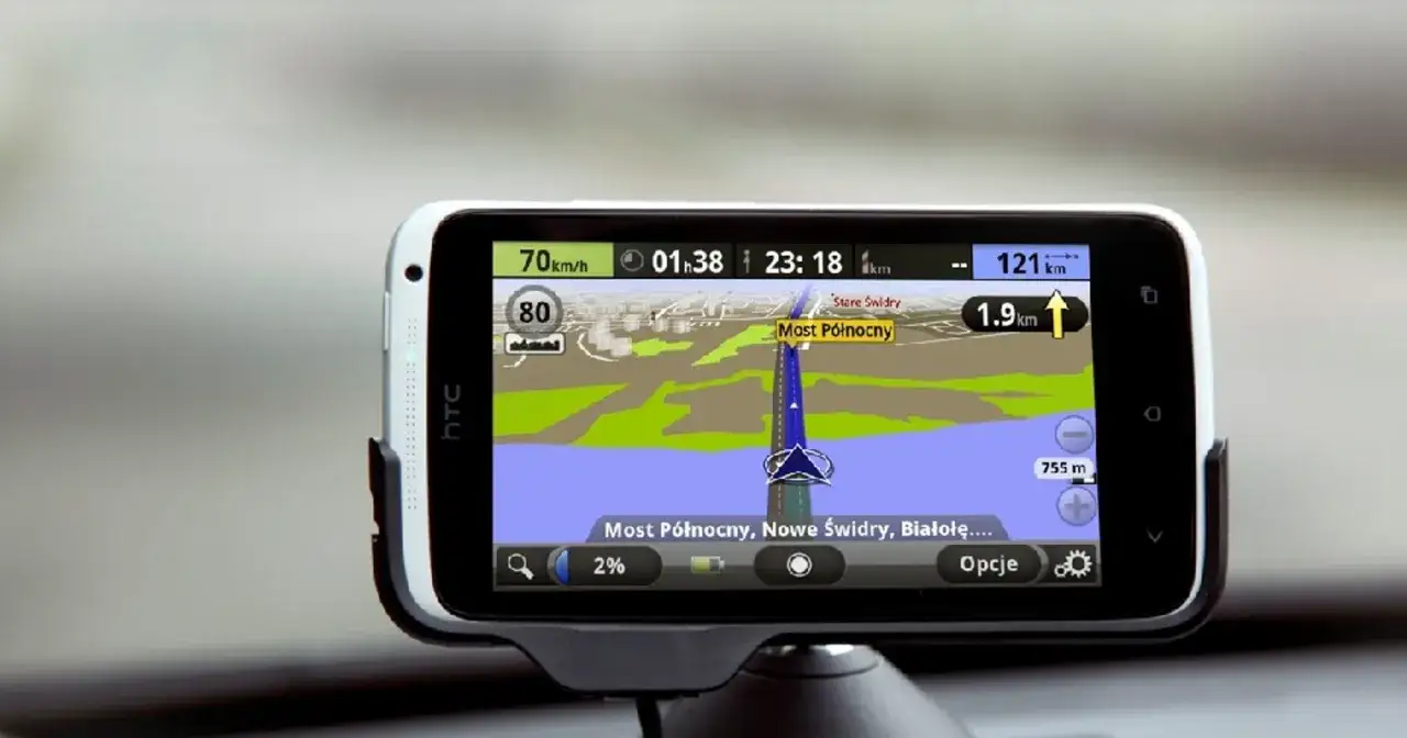 Nawigacja samochodowa HTC z mapą drogową. Zobaczysz tu wskazówki, jak zaktualizować AutoMapę, aby podróżować bez przeszkód.