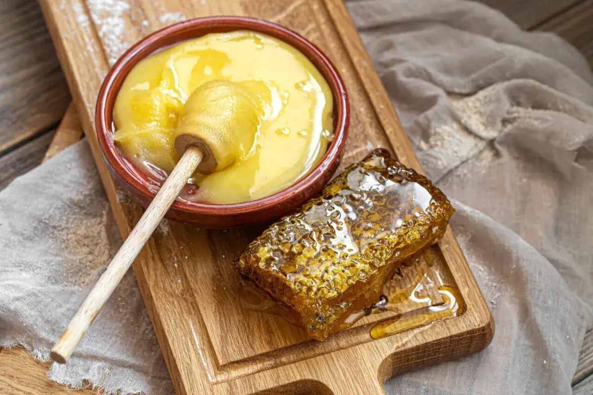 mi&oacute;d i cukier obok siebie