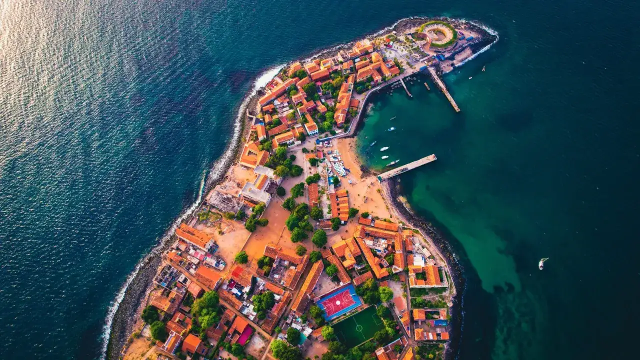 Wyspa z zabytkową architekturą i portem, otoczona turkusową wodą. Niezwykłe senegal atrakcje, kt&oacute;re warto odkryć.