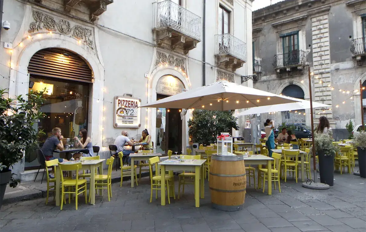 Pizzeria con deposito bagagli Italia turista felice