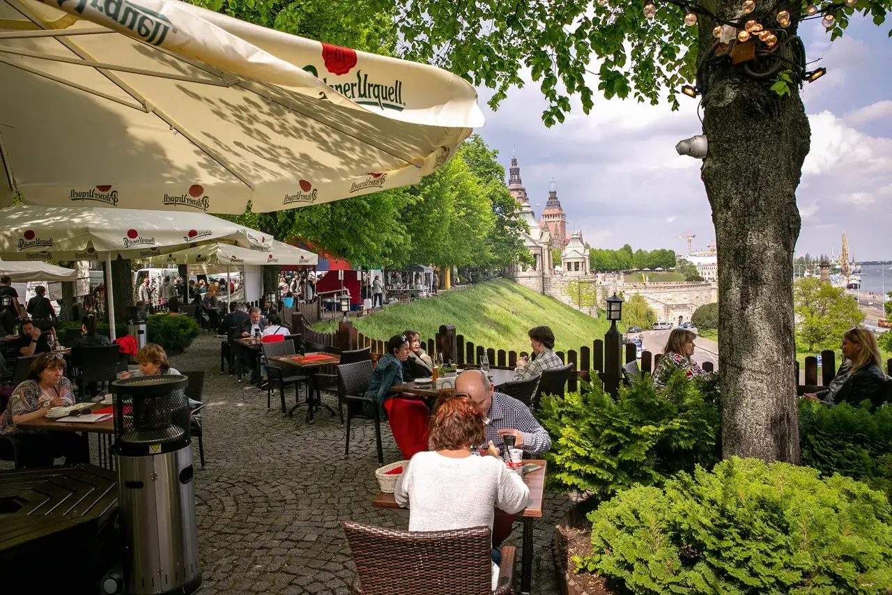 Restauracje Wały Chrobrego widok na Odrę