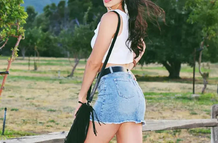 stylizacje z jeansową sp&oacute;dnicą i białą bluzką