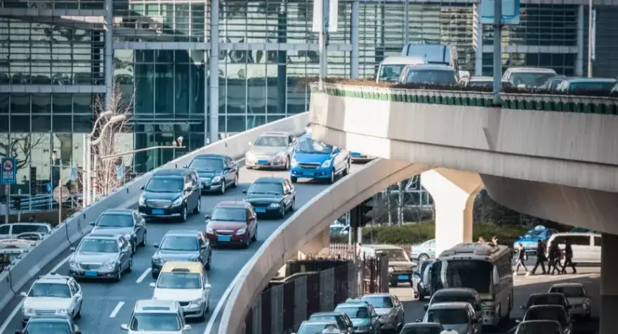 r&oacute;żne style jazdy samochodem miasto autostrada