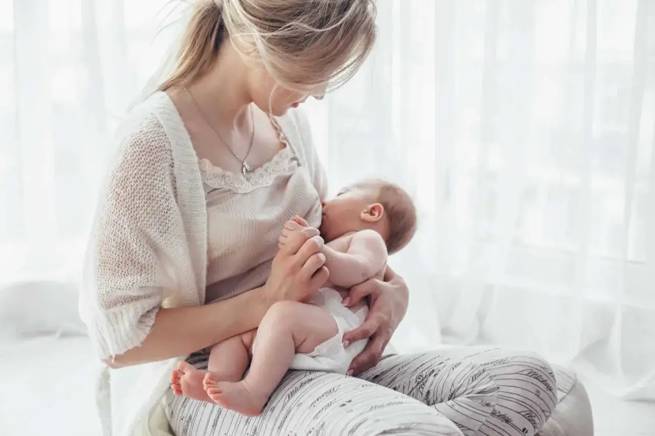 kobieta karmiąca piersią relaks, spokojna mama z dzieckiem