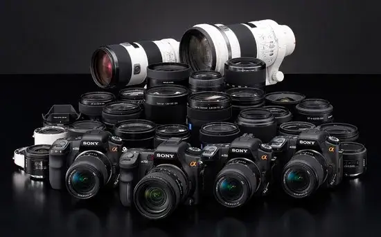 różne obiektywy fotograficzne i aparat