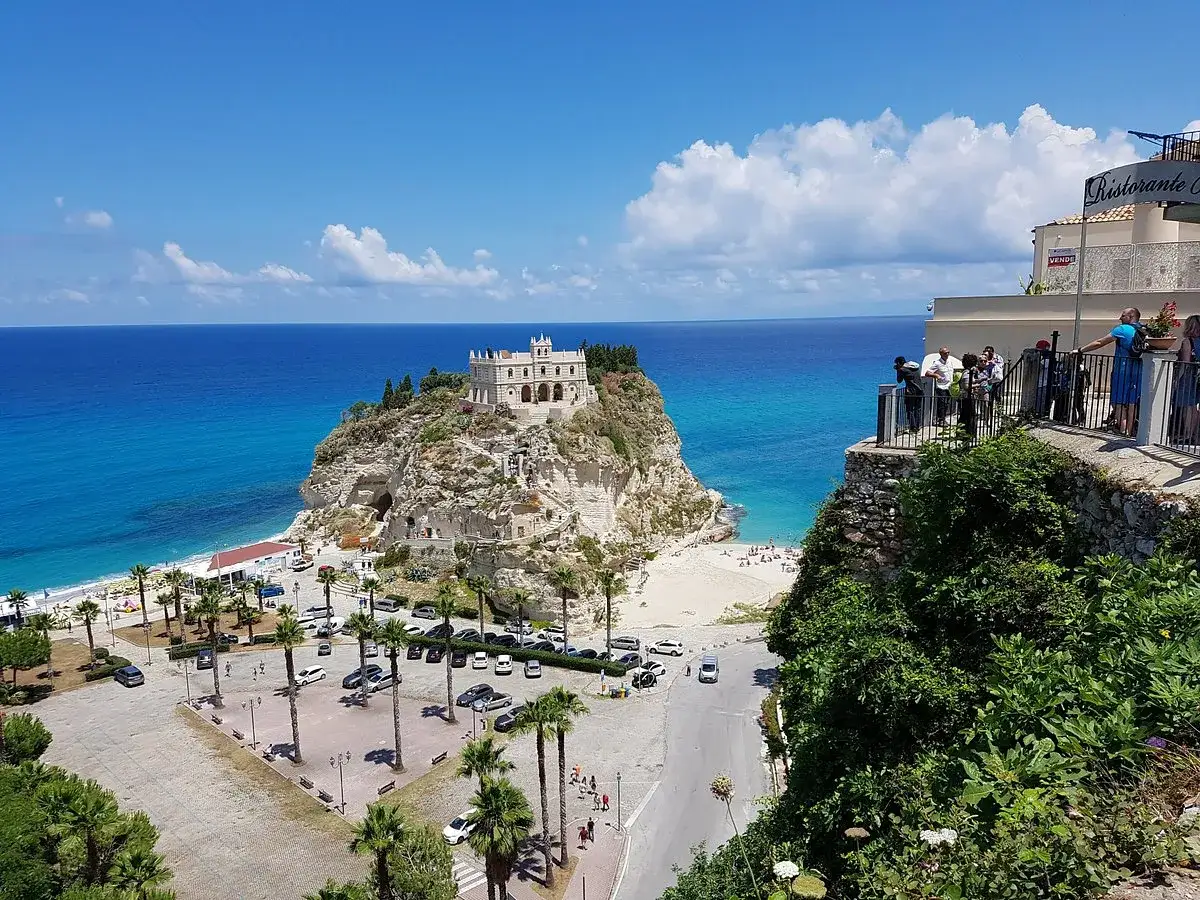 Tropea spiaggia santuario isola
