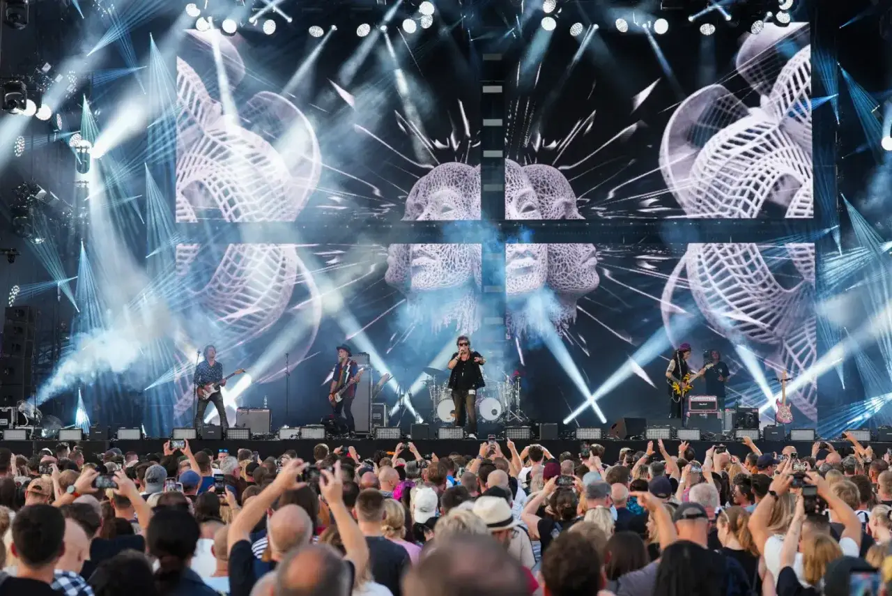 Koncert na żywo z zespołem na scenie, tłum ludzi z telefonami, spektakularne światła i wizualizacje na ekranie. To musiało być **Męskie Granie Szczecin**!