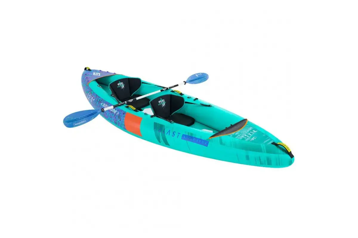 Jaki kajak dmuchany! Dwumiejscowy, turkusowy kajak Aquone Blast z wiosłami, gotowy na wodne przygody.
