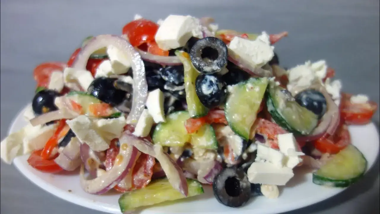 Zdjęcie Jak się robi sałatkę grecką – prosty przepis na idealne smaki