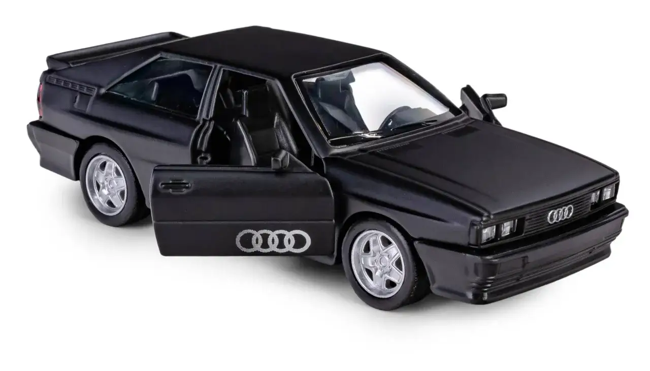 Czarny model audi quattro z otwartymi drzwiami, widoczne wnętrze i felgi.