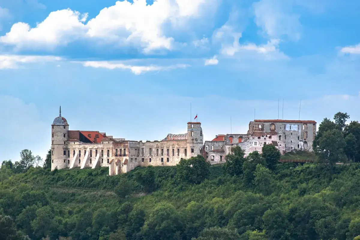Ruiny zamku na wzgórzu, jedna z głównych kazimierz dolny atrakcje, pod błękitnym niebem z chmurami.