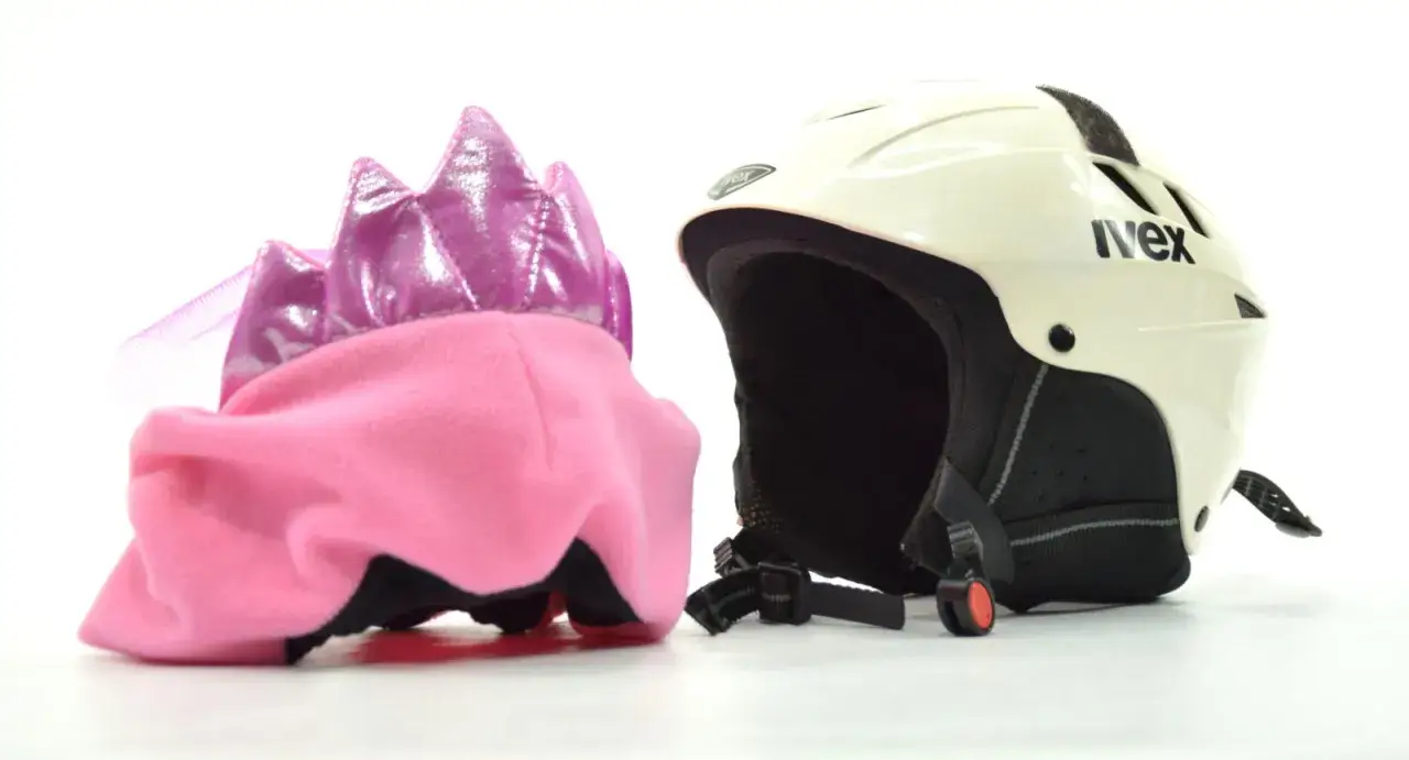 dziecko w czapce narciarskiej i kasku