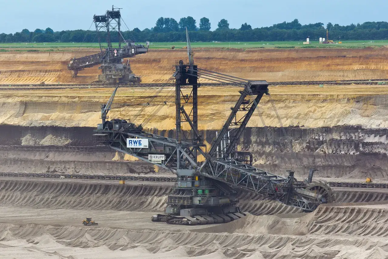 Gigantyczny kopacz odkrywkowy, największa maszyna na świecie, pracuje w kopalni odkrywkowej.