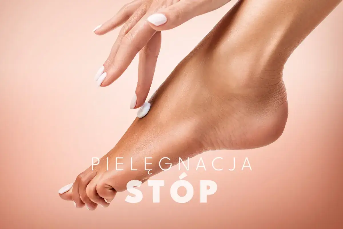 Dłoń z białym lakierem nakłada krem na stopę, rozwiązanie co na suche pięty. Pielęgnacja stóp.