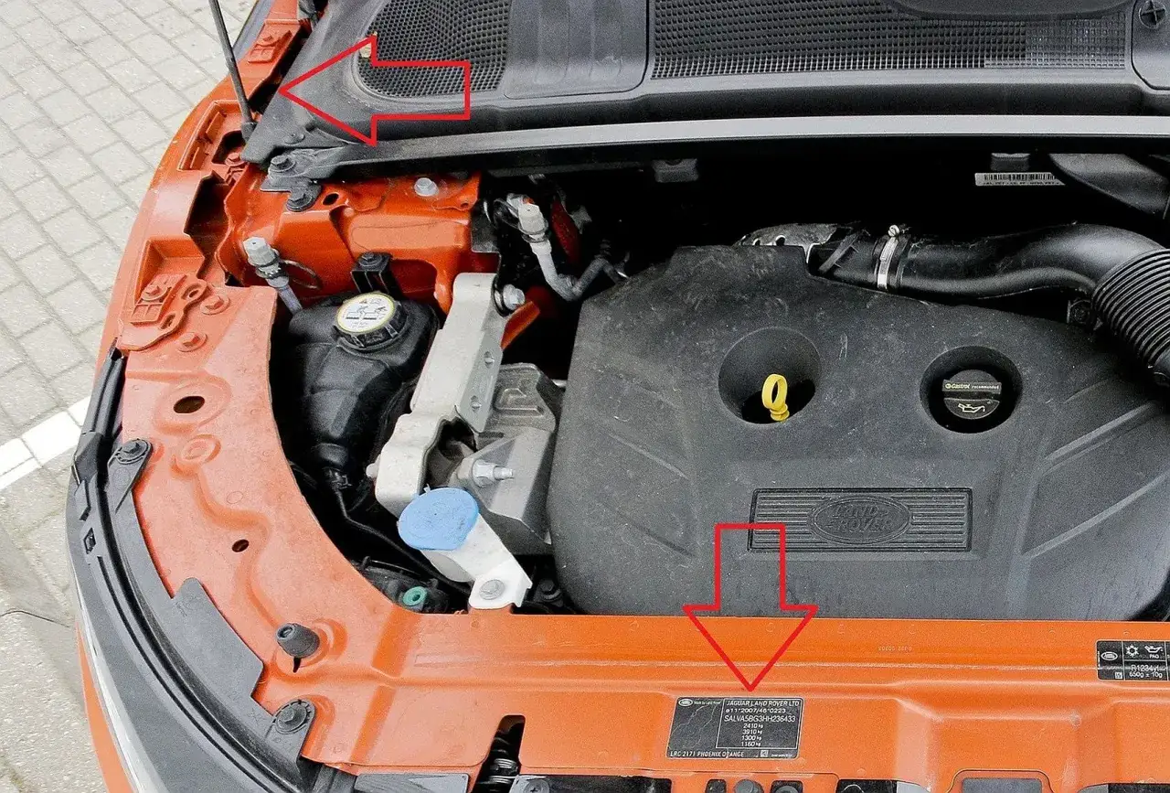 Silnik Land Rover Evoque. Czy land rover evoque jest awaryjny? Pod maską widać tabliczkę znamionową i elementy układu chłodzenia.