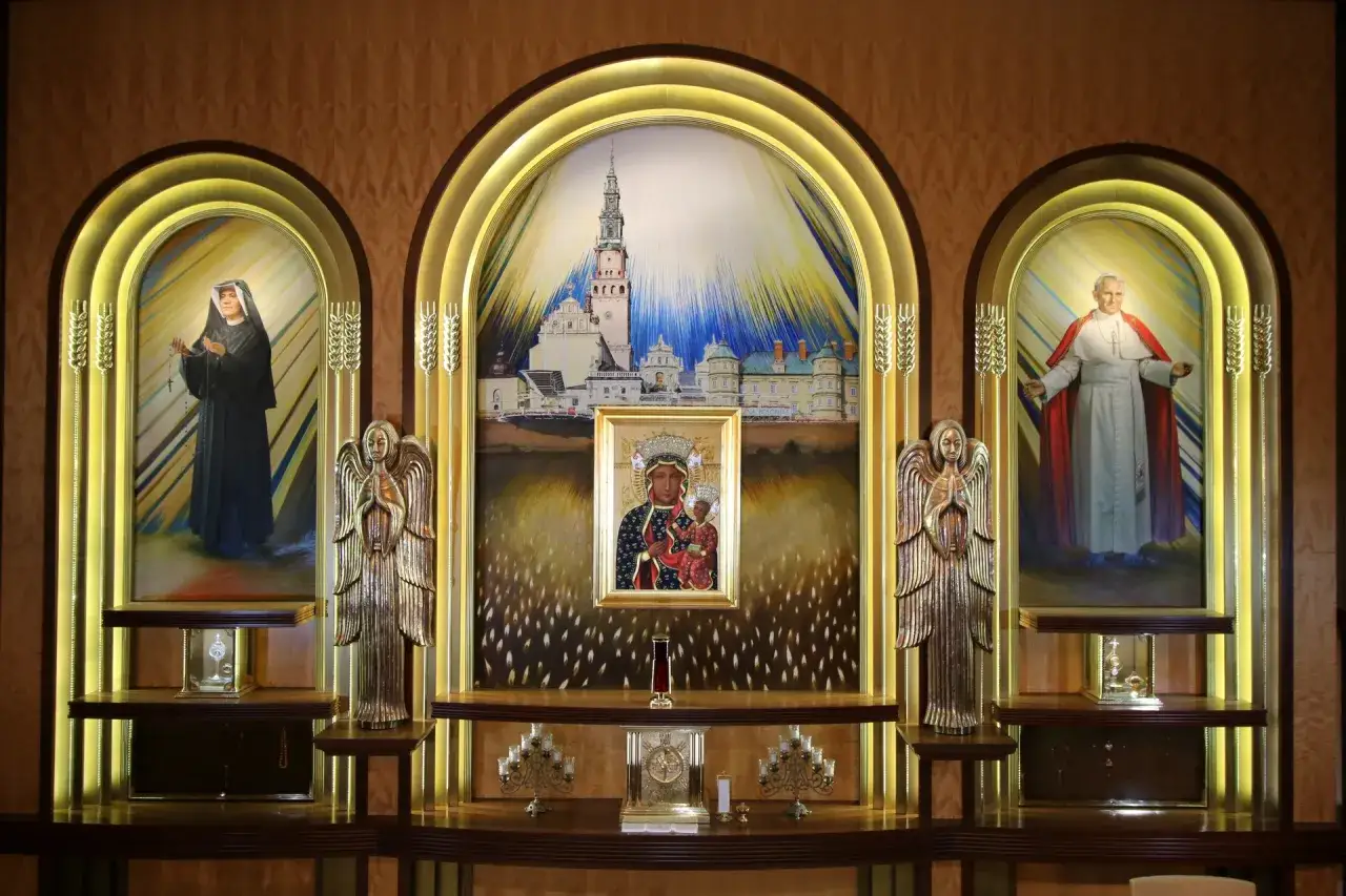 Obraz Matki Boskiej Częstochowskiej i święci w ołtarzu. Godziny odsłonięcia obrazu na Jasnej Górze.