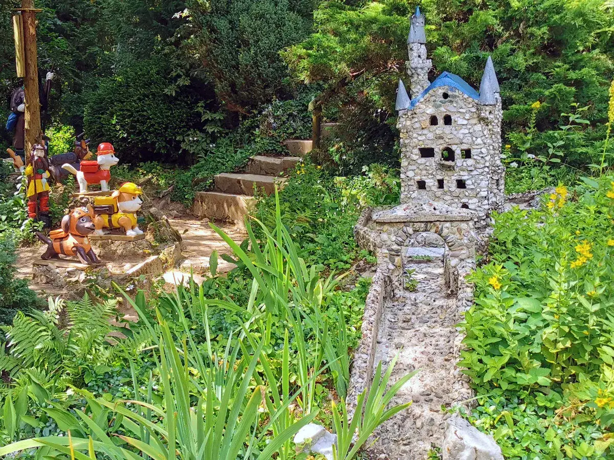 Kamienne zamki i figurki piesk&oacute;w tworzą magiczny **ogr&oacute;d bajek Miedzygorze**.