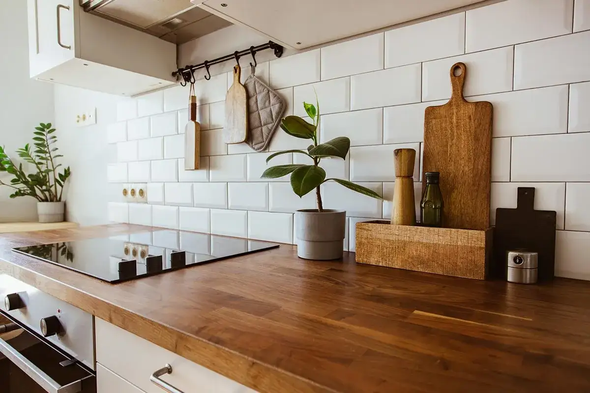 Zdjęcie Nowoczesne pomysły na ścianę w kuchni: uniknij nudnych płytek