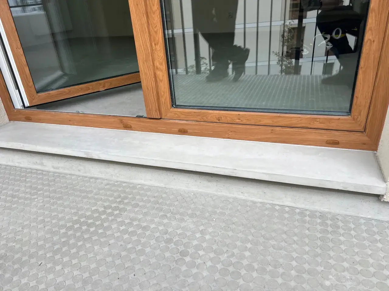 Zdjęcie Jak zrobić parapet z betonu - uniknij najczęstszych błędów i zyskaj trwałość