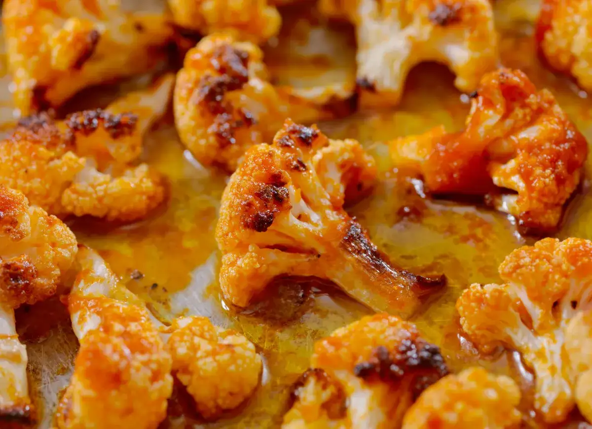 Pieczony kalafior w przyprawach, idealny pomysł na to, co zrobić z kalafiora na obiad. Chrupiące różyczki w złocistym sosie.