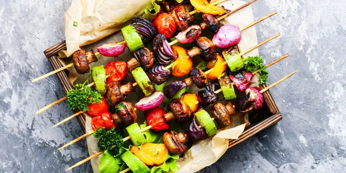 r&oacute;żnorodne szaszłyki warzywne na grillu