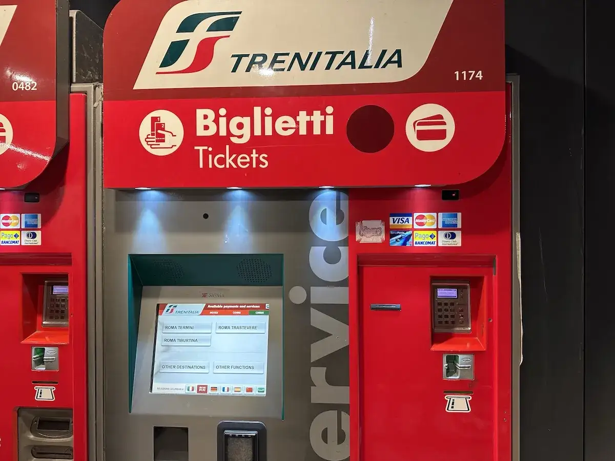 Automaty Trenitalia w Rzymie. Kup bilety na komunikację miejską i kolejową, wybierając stacje takie jak Roma Termini.