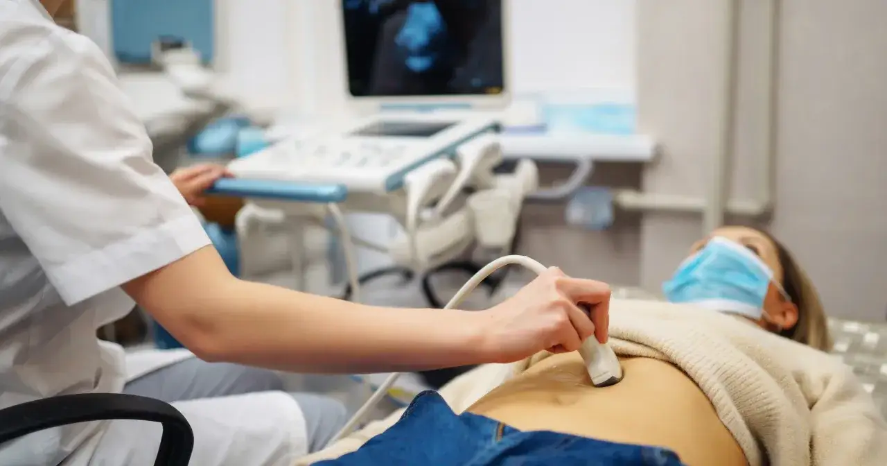 kobieta w ciąży w dojrzałym wieku, wizyta u lekarza ginekologa