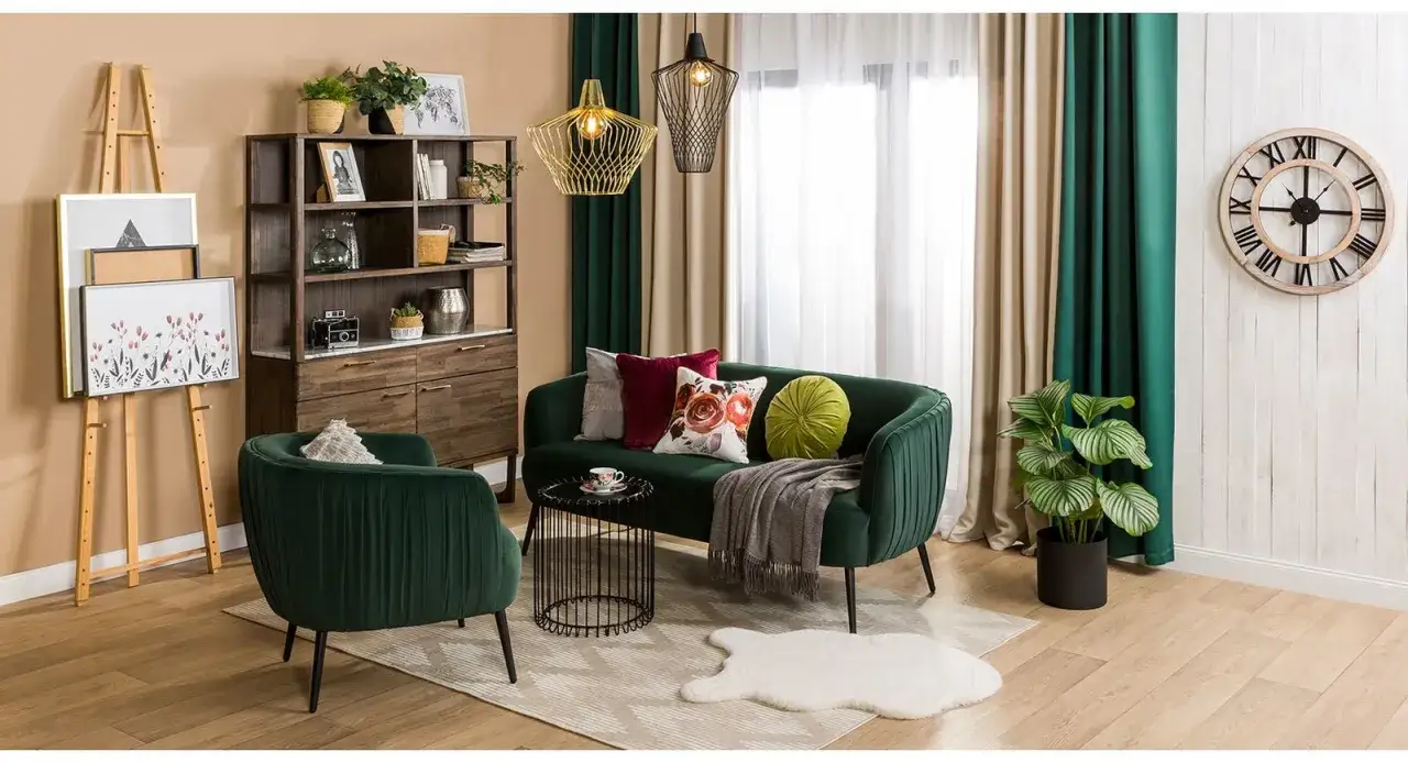 Elegancki, zielony komplet wypoczynkowy w stylu retro, z meblami i dodatkami tworzącymi przytulny pok&oacute;j.