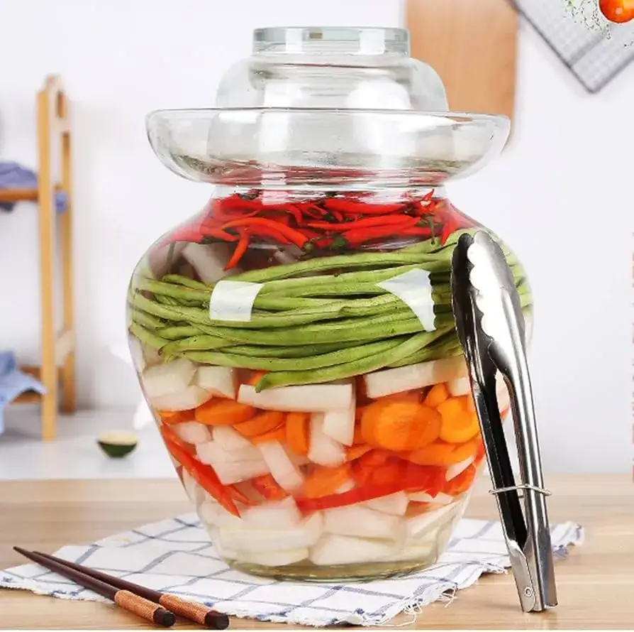 słoiki z fermentującym kimchi