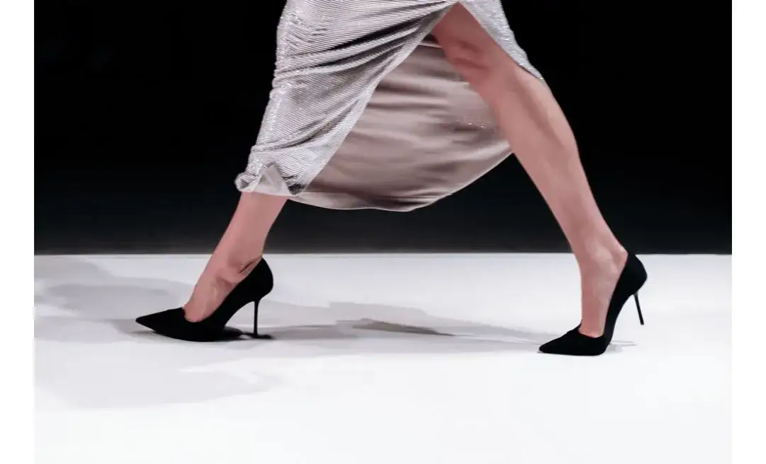 Prawidłowa postawa i technika chodzenia w szpilkach