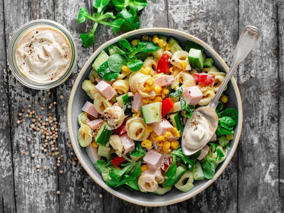 różne warianty sałatki z tortellini