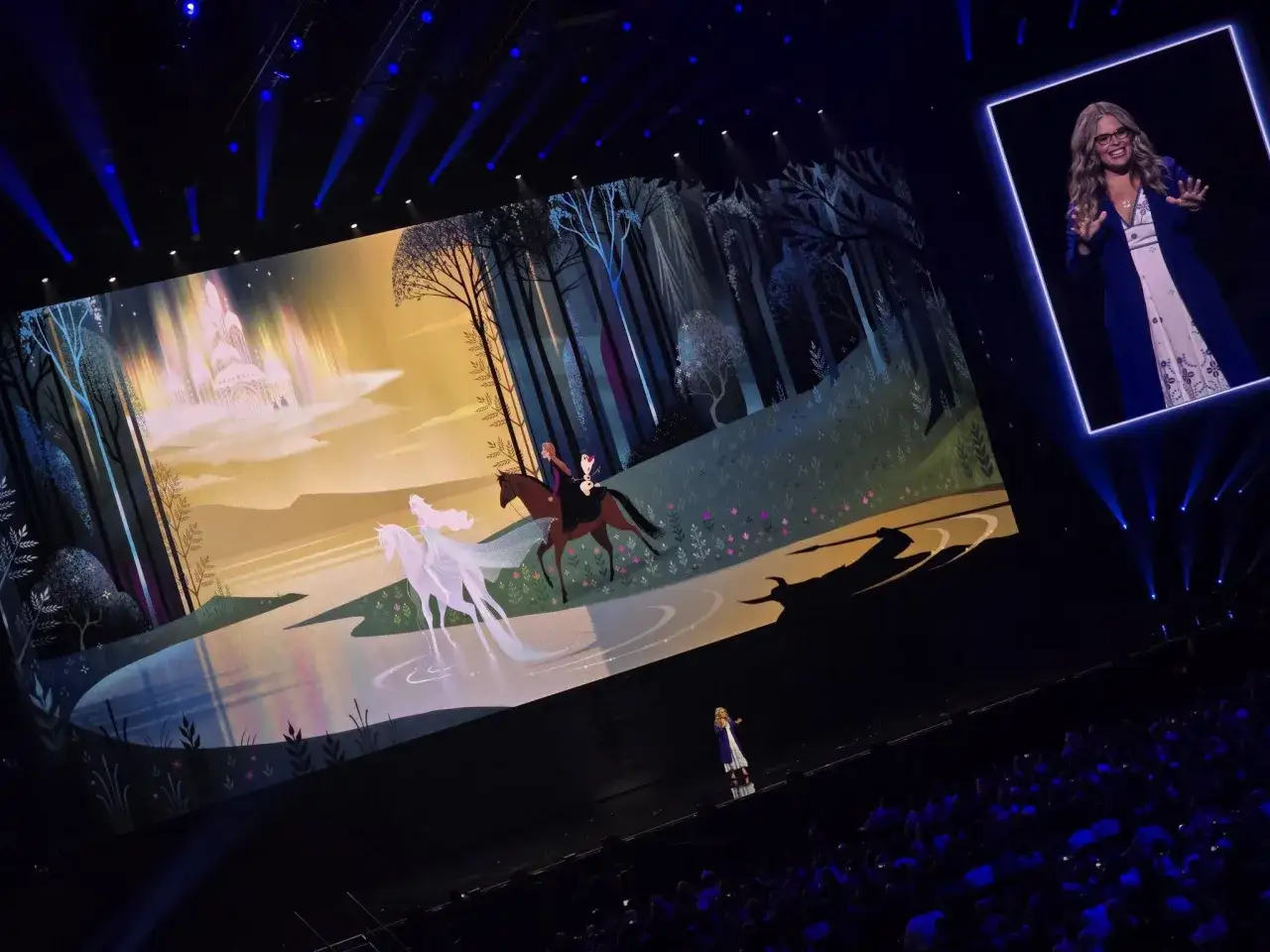 Na ekranie Kraina Lodu 3: kiedy? Elsa na koniu z duchem wody, a na widowni kobieta w okularach.